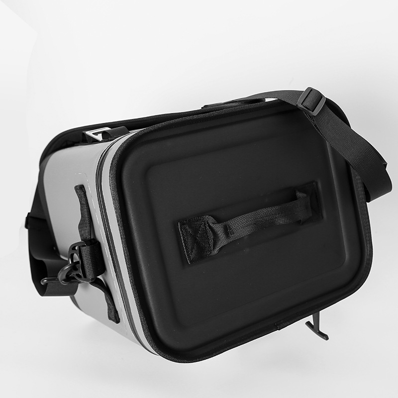 Top lid and handle detail on 6L insulated cooler