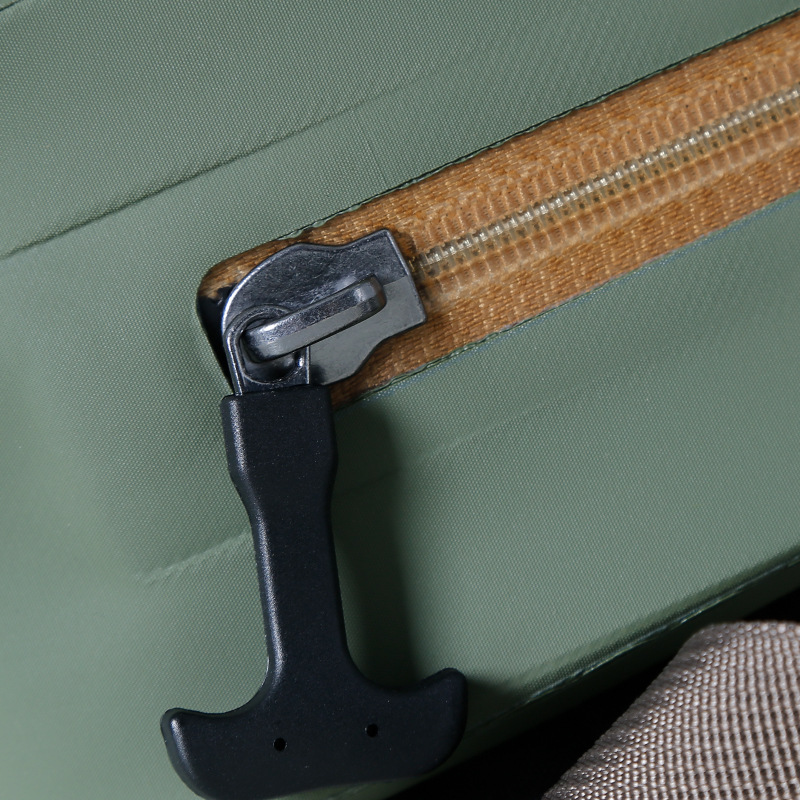 Main zipper detail on SW3001 TPU shoulder bag