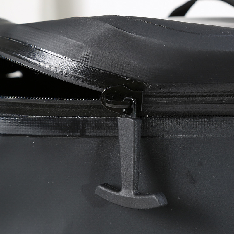 Main zipper detail on insulated cooler backpack