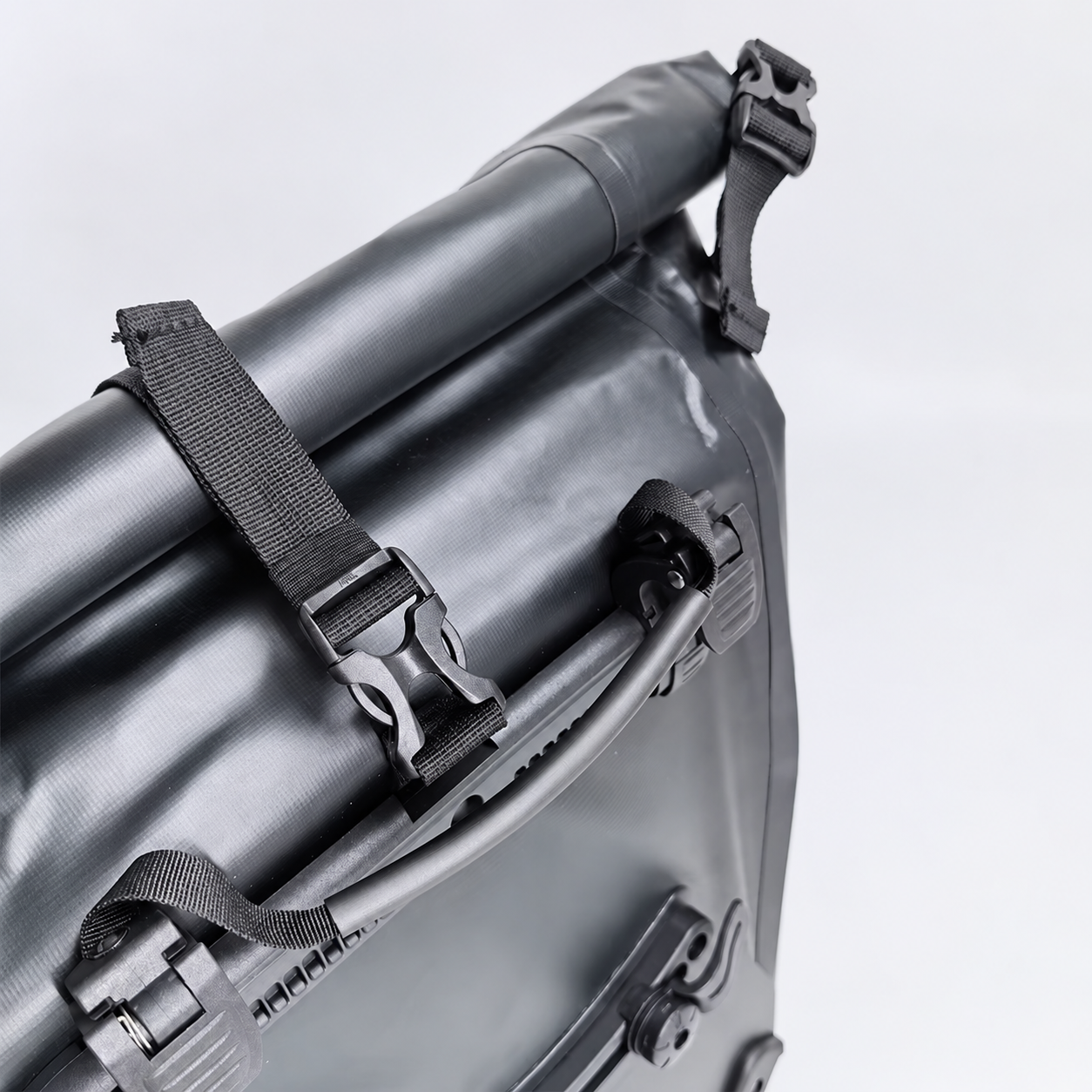 PVC Roll-Top Waterproof Bicycle Rack Pannier — carrying and construction detail